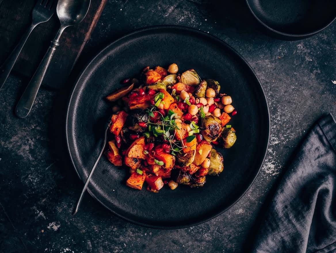 Warmer Rosenkohl-Kürbis-Salat mit Ahornsirup und Pekannüssen